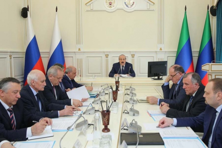 Глава Дагестана провел заседание Комиссии по координации работы по противодействию коррупции в регионе